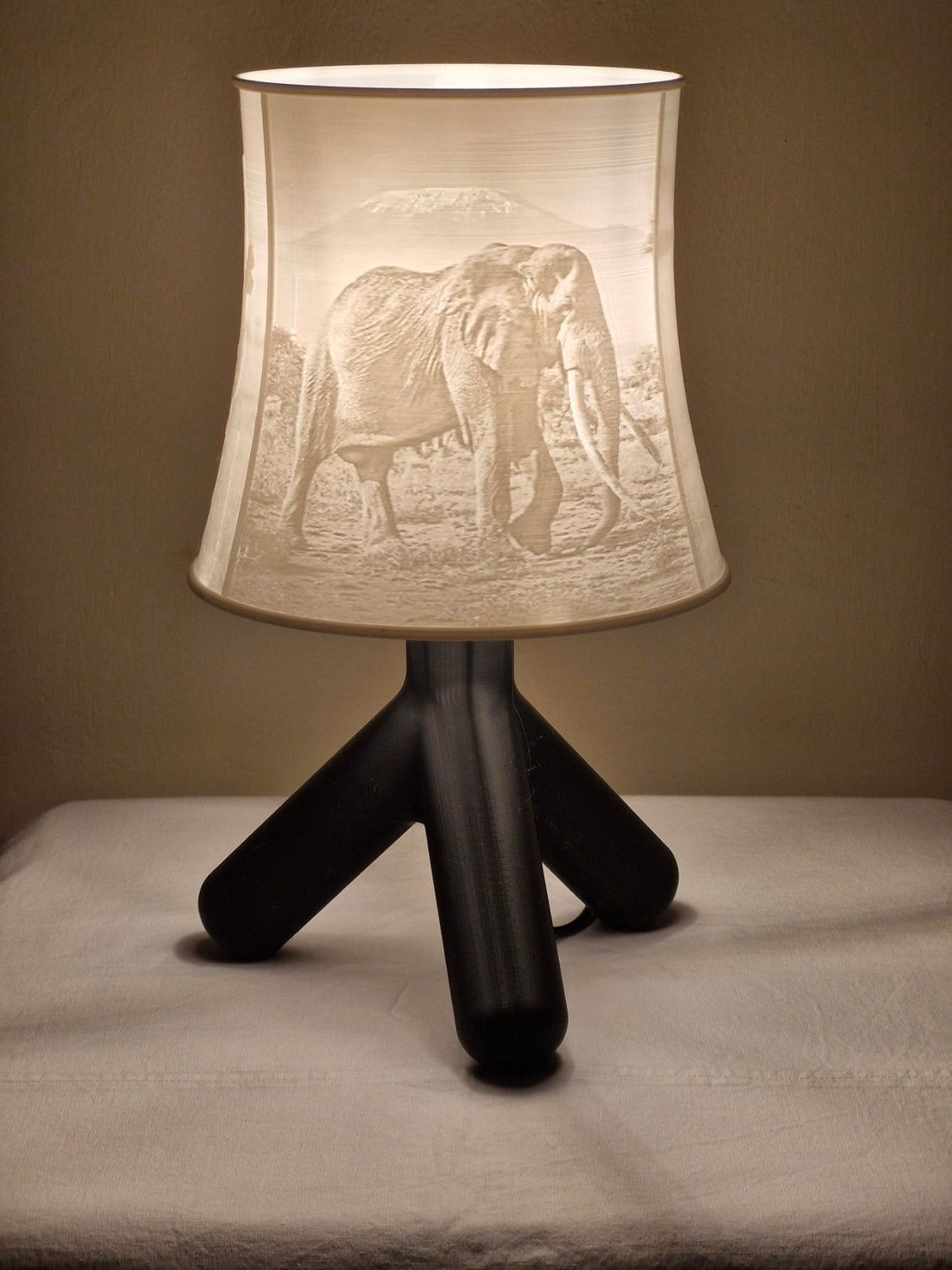 Print3D Africa SavannaGlow table lamp illuminated with African wildlife artwork