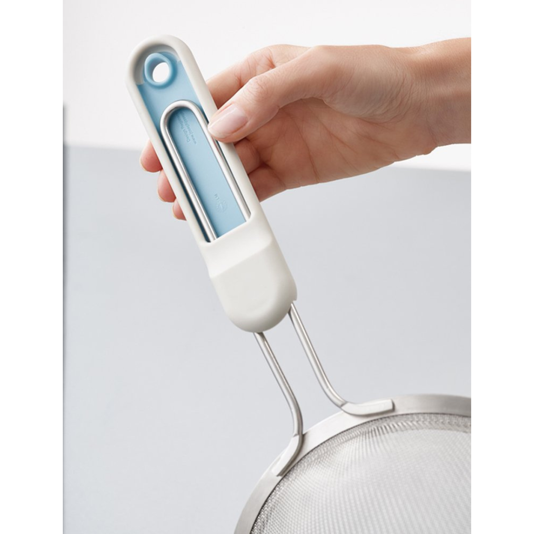 Joseph Joseph Shake-it Self-tapping sieve Small - White - Red Rhino