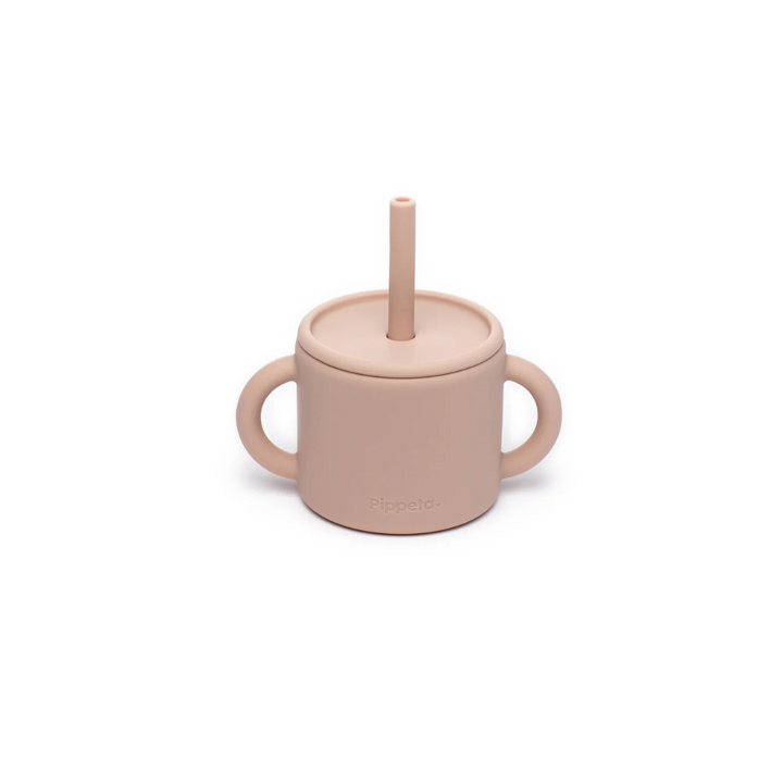 Pippeta silicone cup with straw, front view