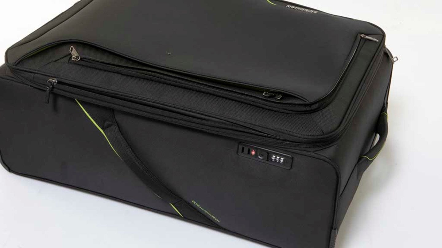 American Tourister Applite 3.0S Expandable Spinner 82 cm — Black / Green Large Suitcase — lock detail