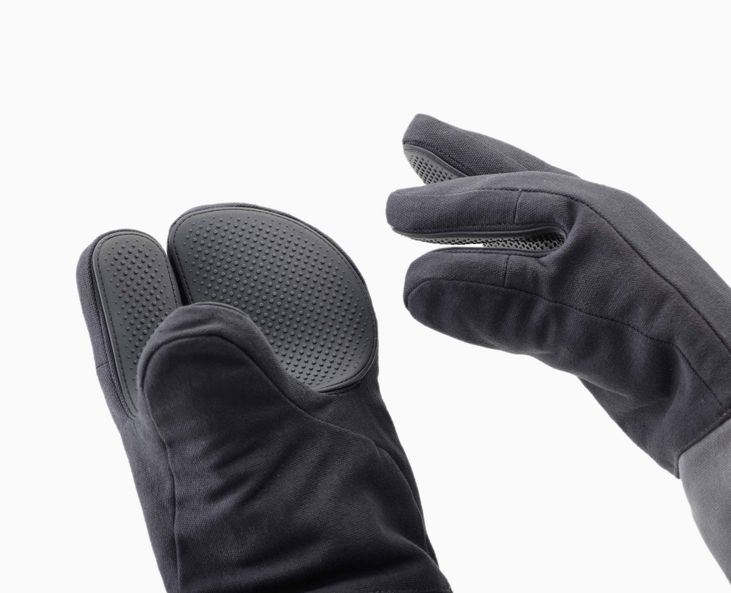 Joseph Joseph Pinch Easy-Grip Oven Gloves Pair Grey 20230 — left-and-right glove palm view