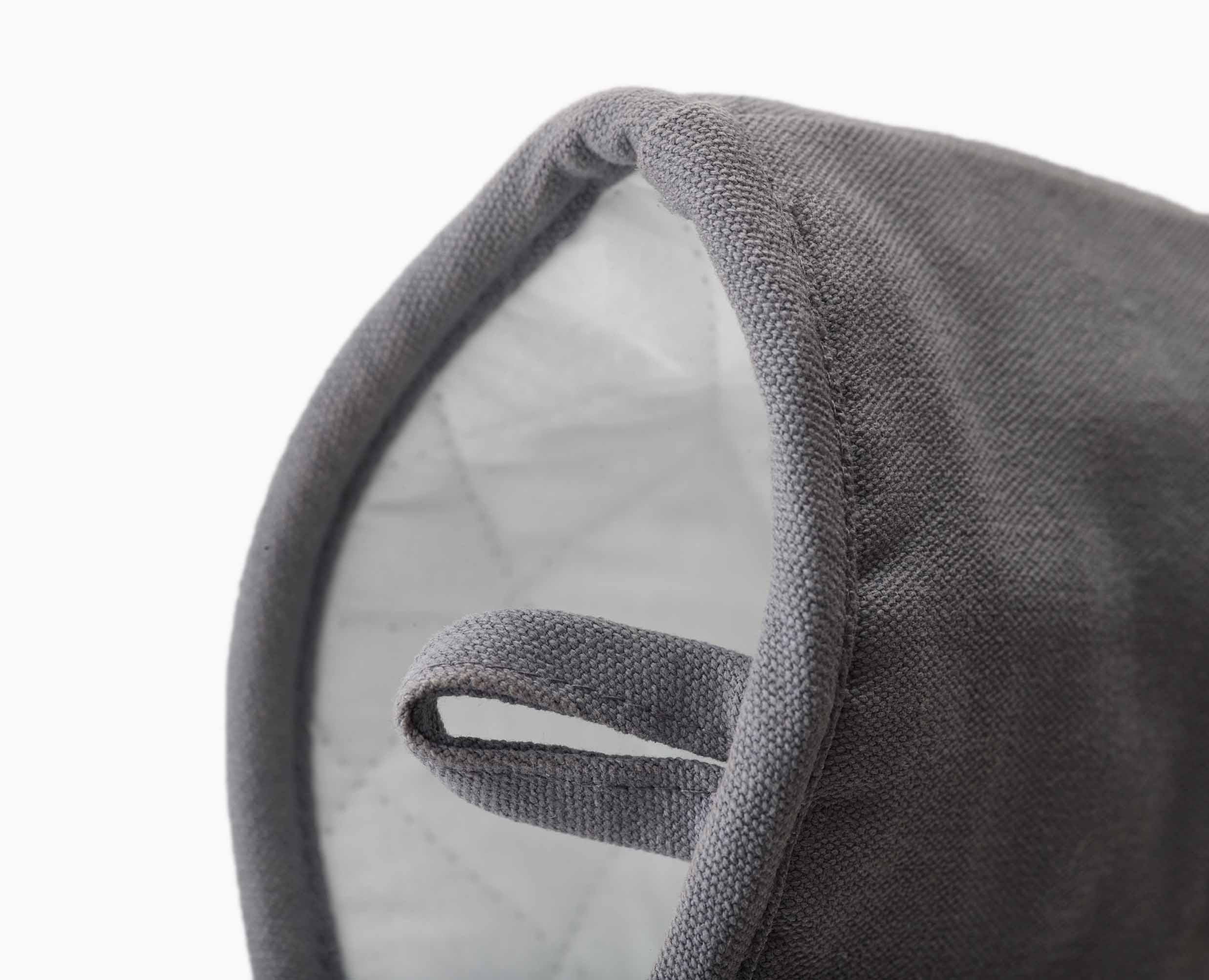 Joseph Joseph Pinch Easy-Grip Oven Gloves Pair Grey 20230 — hanging-loop detail