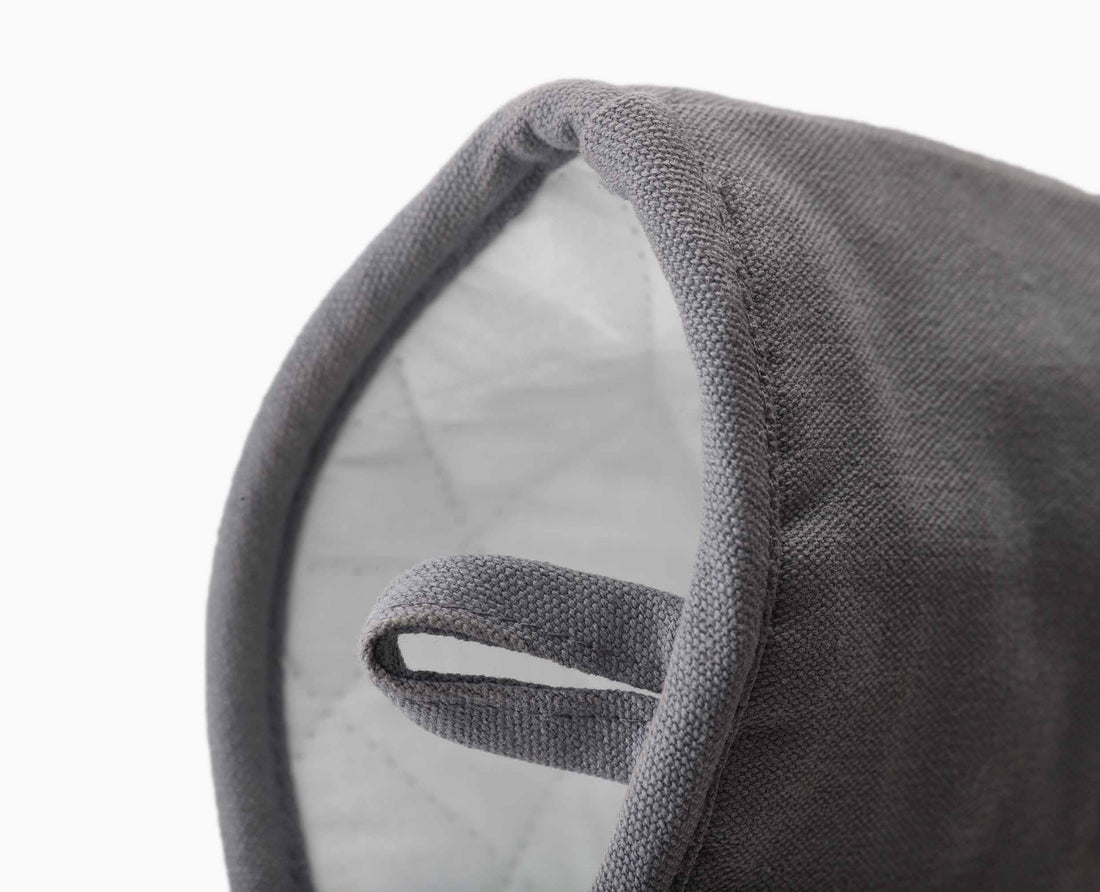 Joseph Joseph Pinch Easy-Grip Oven Gloves Pair Grey 20230 — hanging-loop detail