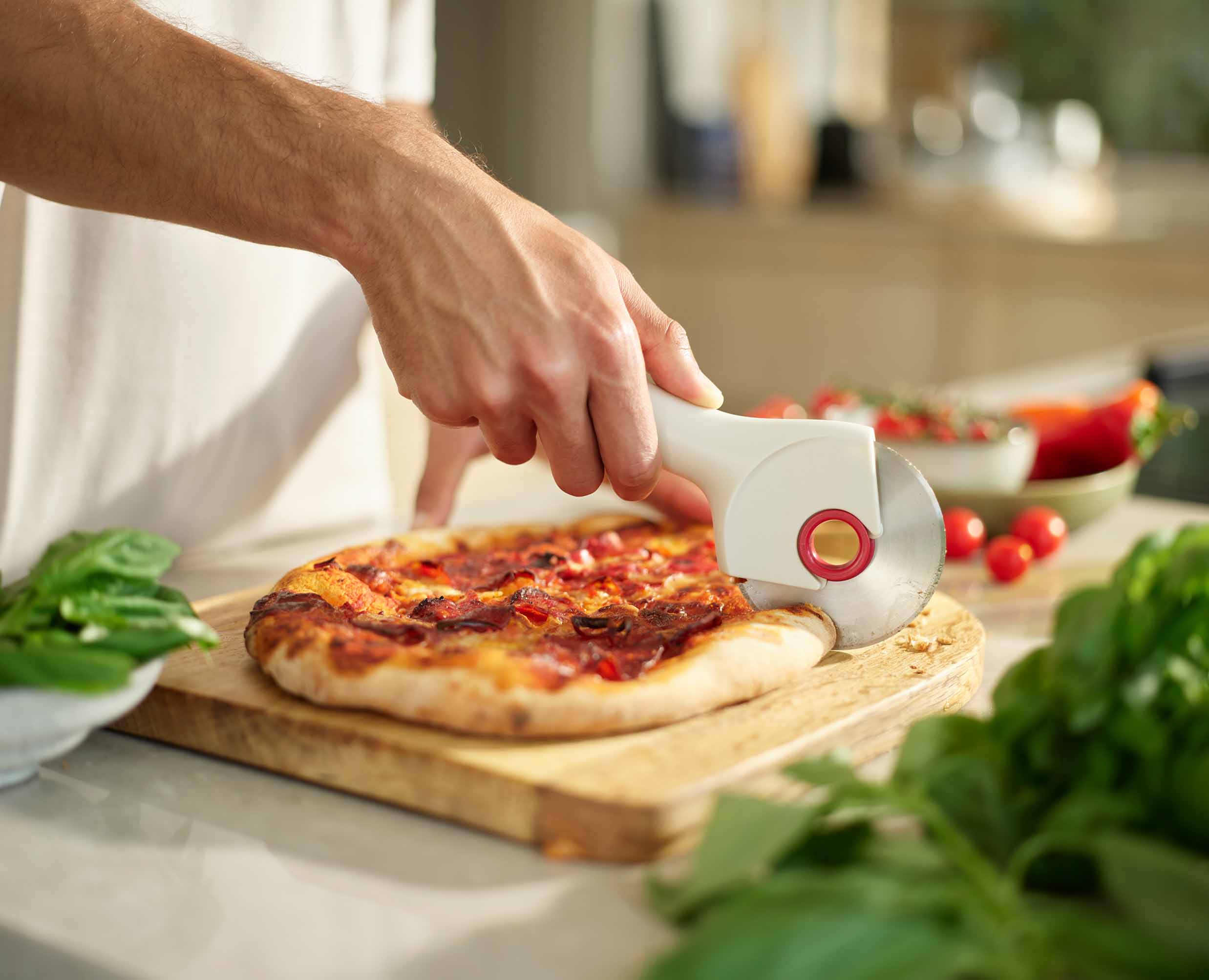 Joseph Joseph Ringo Easy-Clean Pizza Wheel Stone and Red 20232 — easy-grip pizza cutting action