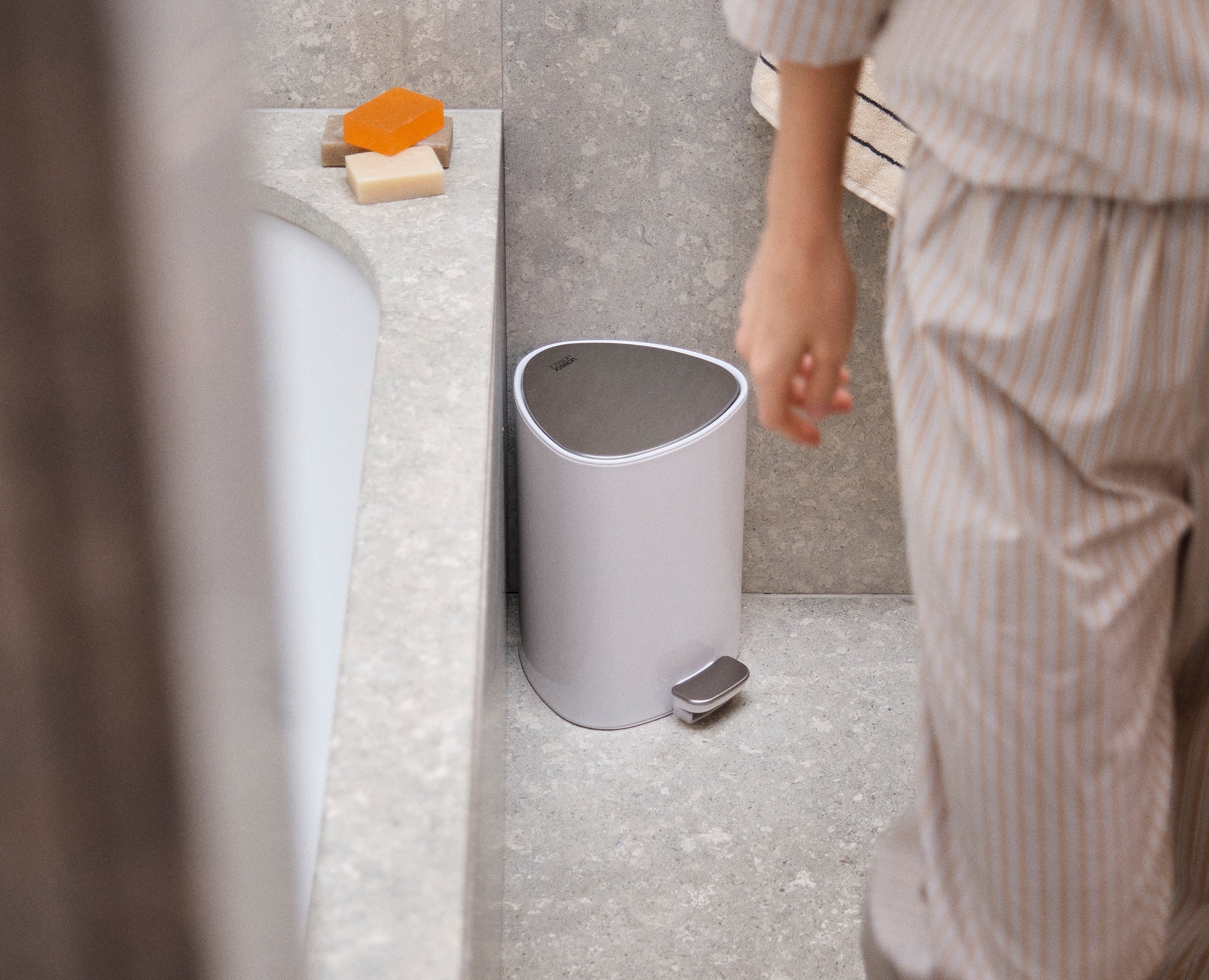 Joseph Joseph EasyStore 5L Bathroom Pedal Bin Gloss White 7000002 - official product image 3