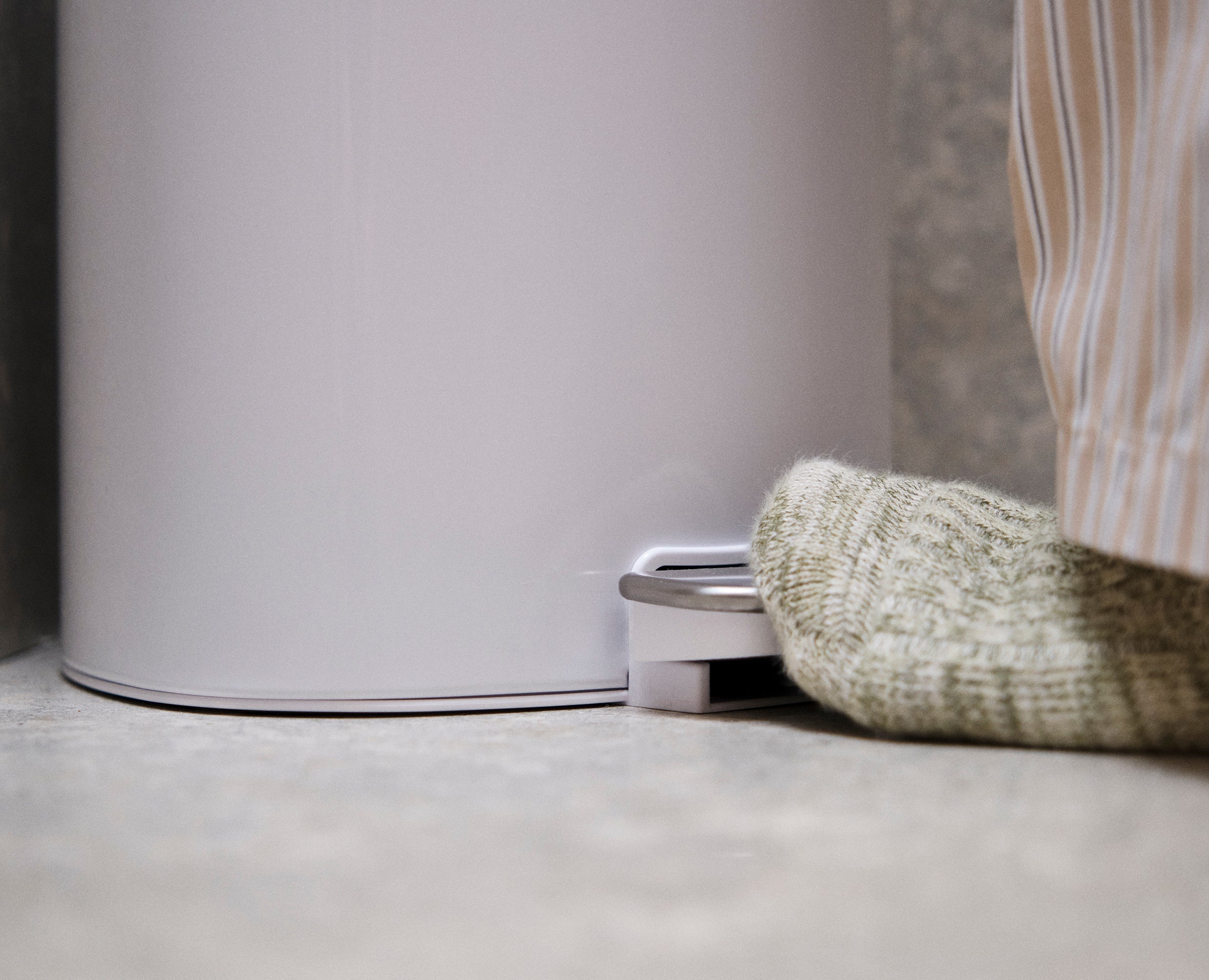 Joseph Joseph EasyStore 5L Bathroom Pedal Bin Gloss White 7000002 - official product image 4