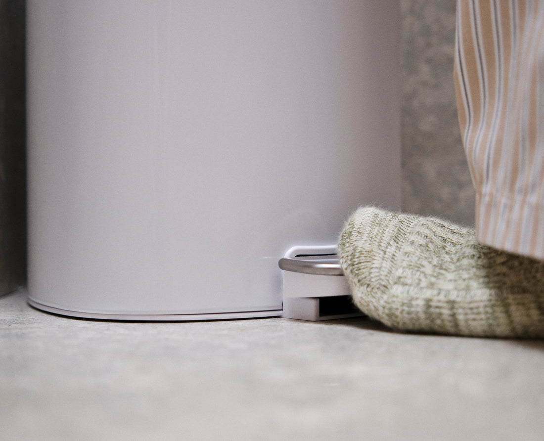 Joseph Joseph EasyStore 5L Bathroom Pedal Bin Gloss White 7000002 - official product image 4