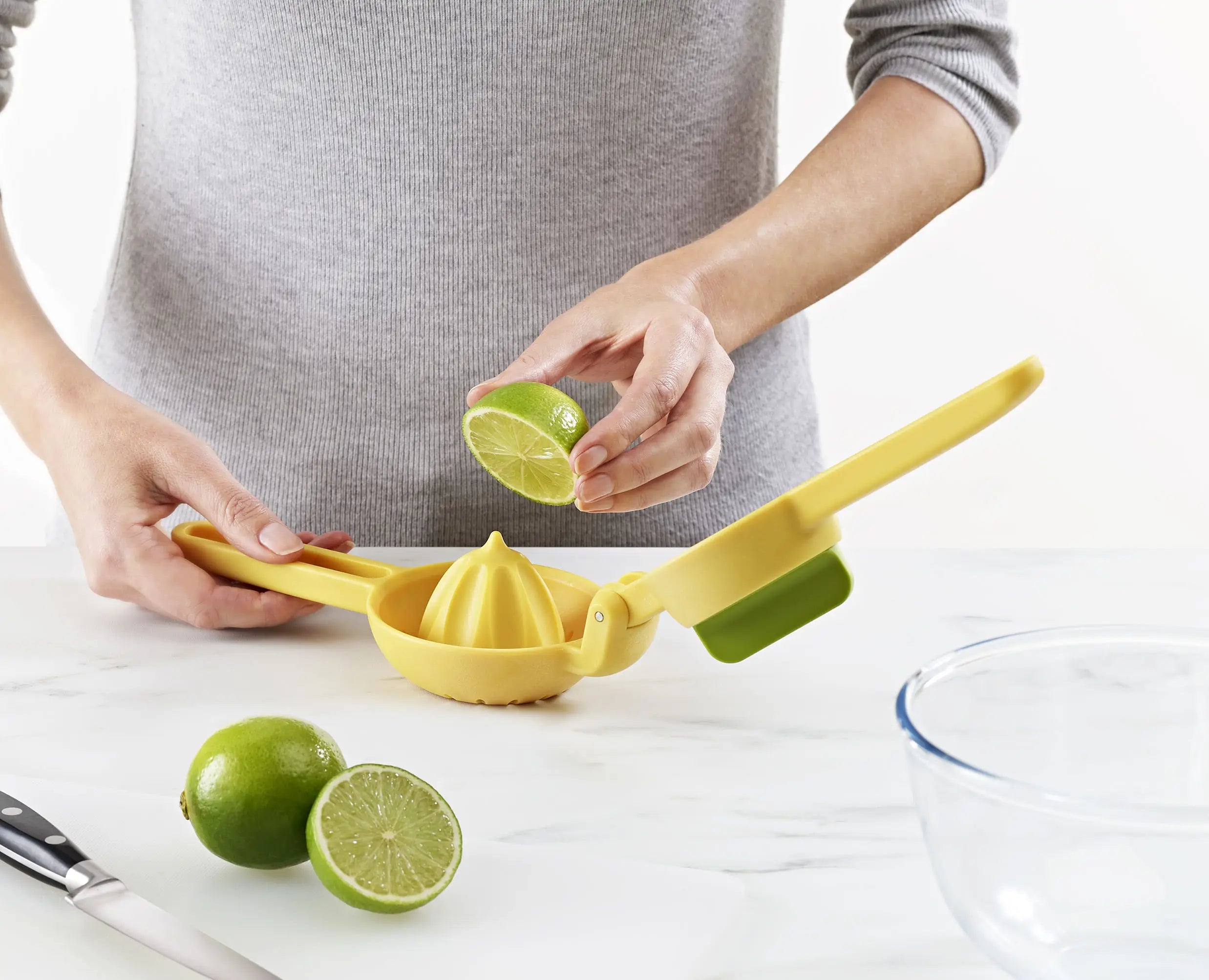 JuiceMax 20171 twist reamer extracting juice from citrus fruit
