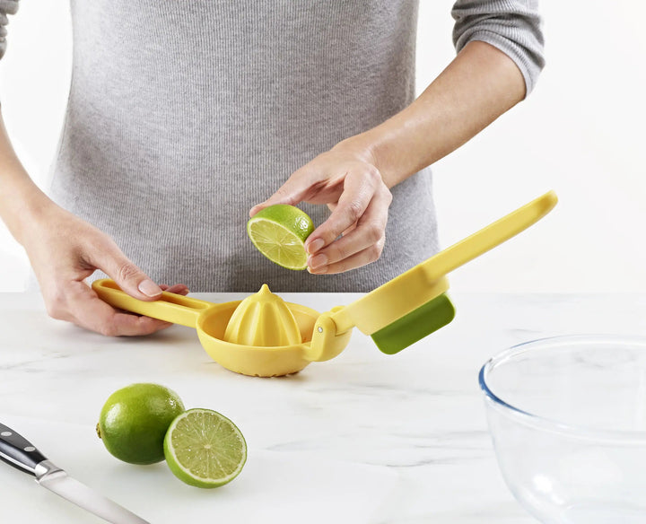 JuiceMax 20171 twist reamer extracting juice from citrus fruit