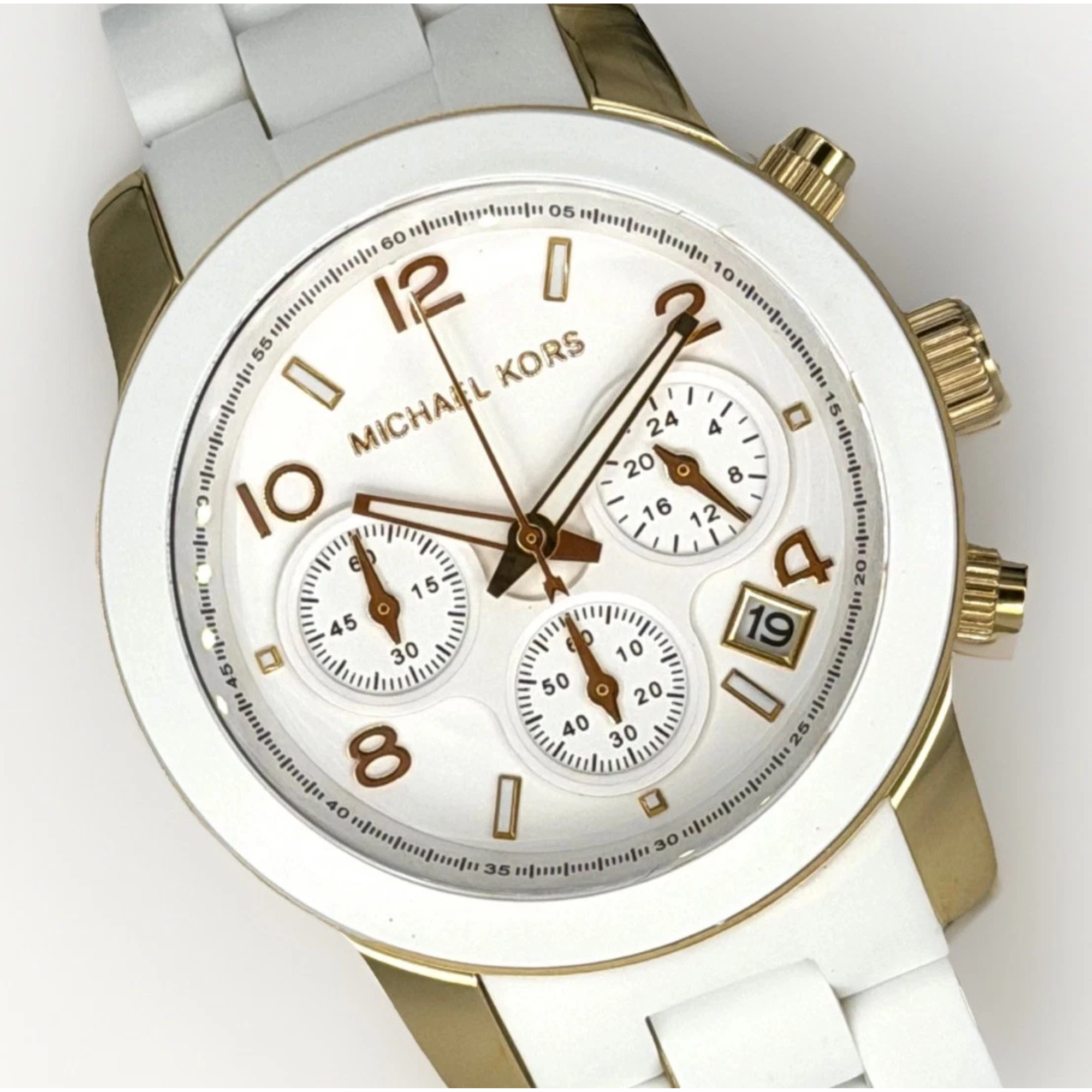 Michael Kors Runway MK5145 white dial chronograph and date display close-up