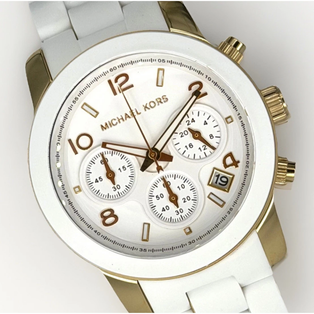 Michael Kors Runway MK5145 white dial chronograph and date display close-up