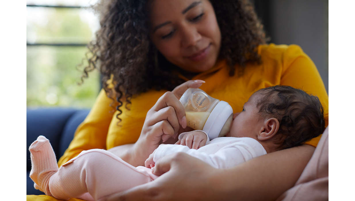 Philips Avent SCD837/12 Natural Response bottle lifestyle feeding image