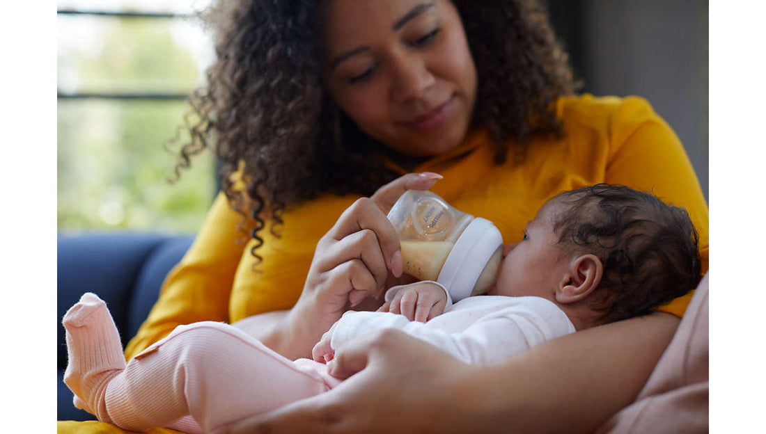 Philips Avent SCD837/12 Natural Response bottle lifestyle feeding image