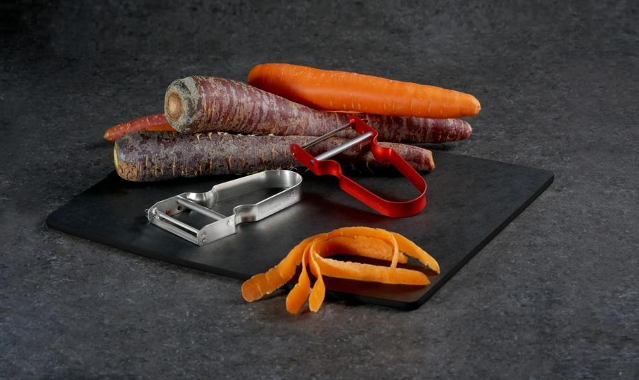 Victorinox REX Peeler 6.0900 ergonomic aluminium handle and straight blade detail