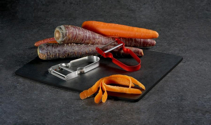Victorinox REX Peeler 6.0900 ergonomic aluminium handle and straight blade detail