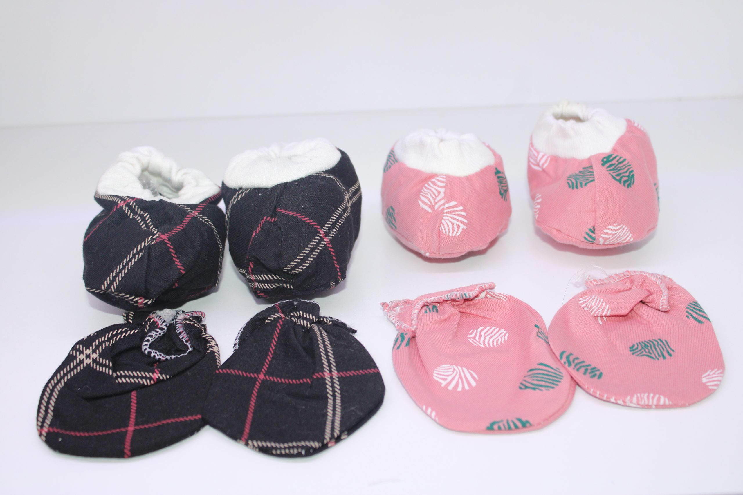 DES-10046  1pair of Mittens and Booties