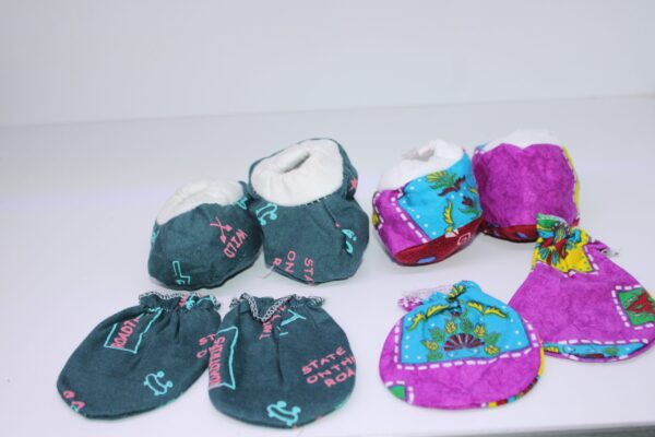 DES-10046  1pair of Mittens and Booties - Image 3