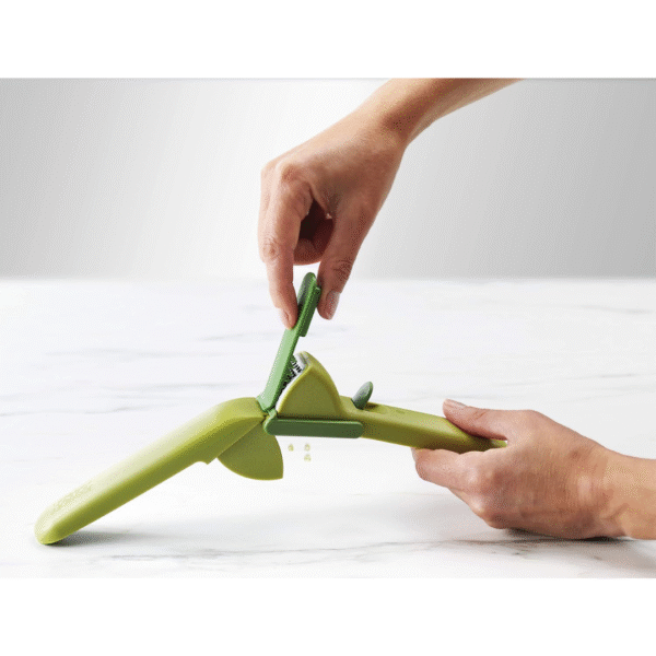 Joseph Joseph CleanForce Garlic Press - Green - Image 4
