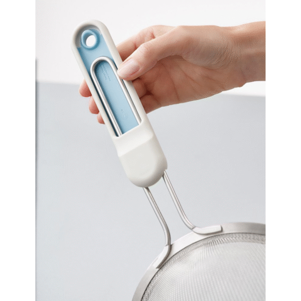 Joseph Joseph Shake-it Self-tapping sieve Large - White - Image 3